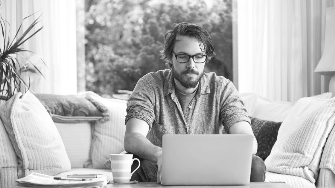 Ambiente de aprendizaje interactivo donde desarrollas habilidades financieras prácticas